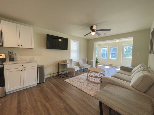 Building Photo - 100 Miller St