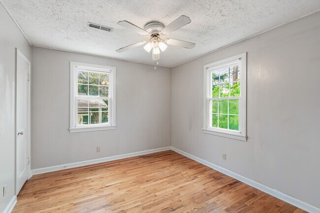 Building Photo - 1315 E Red Bud Rd