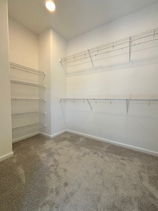 Building Photo - Gorgeous 4 Bed, 3 Bath in Brentwood with S...
