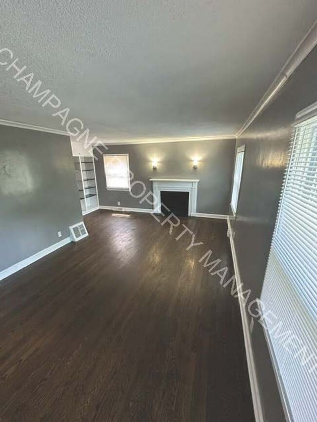 Building Photo - Fully updated home in KC