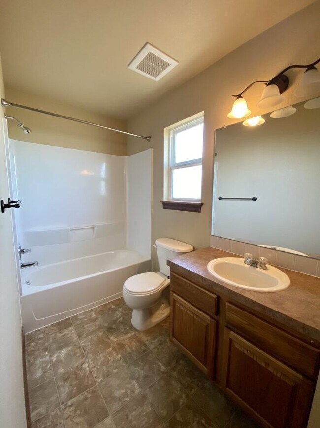 Building Photo - Spacious 4 bed 3.5 Bath in Maple Hill!