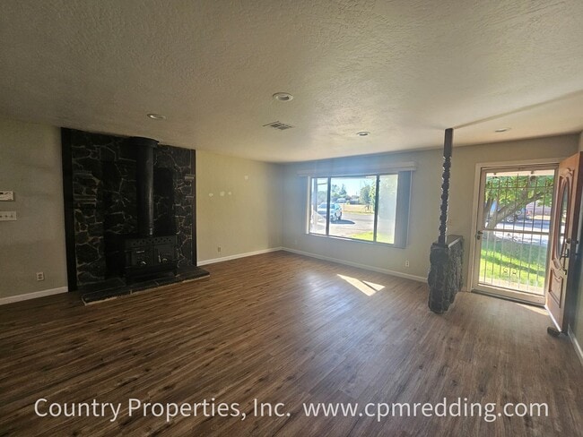 Building Photo - Spacious House with Landscaper Included Av...