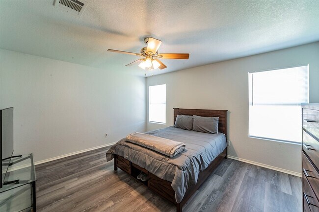 Building Photo - 9844 Sparrow Hawk Ln