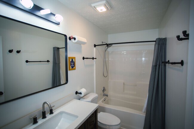 Building Photo - 665 Lakeside Cir