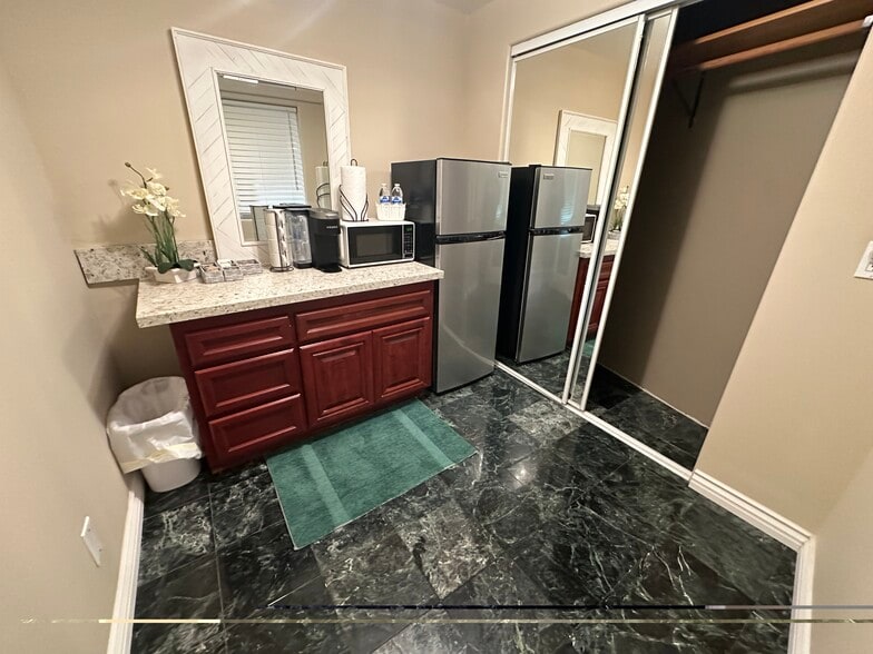 Kitchenette area - 11832 S Circle Dr