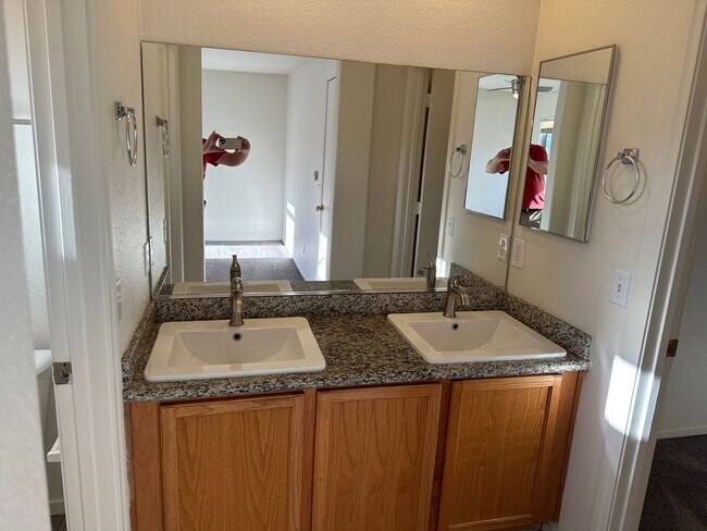 Building Photo - 3 Bedroom Townhouse!! in Gated Community!!...