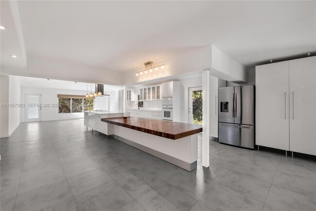 Building Photo - 801 NE 118th St