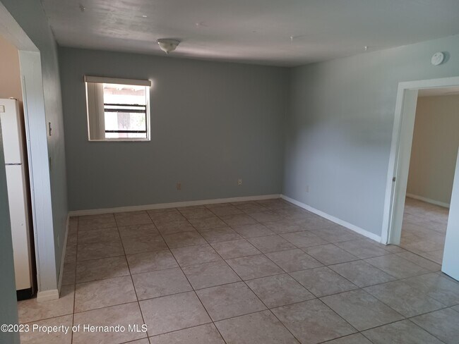 Building Photo - 595 Swallow Ln