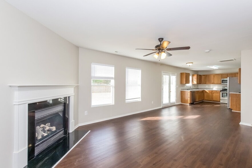 Building Photo - 4710 Larkhaven Village Dr