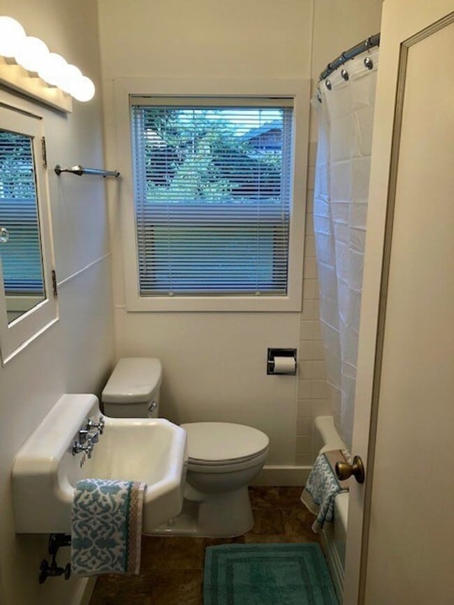 Building Photo - Cozy Gearhart Cottage