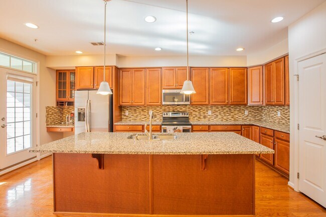 Building Photo - Stunning 3 BR/2.5 BA Townhome in Greenbelt!