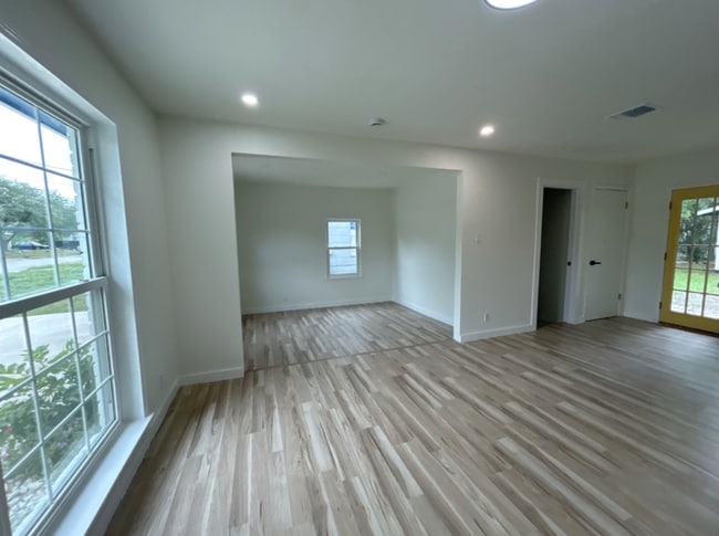 Building Photo - 317 W Lindbergh Blvd
