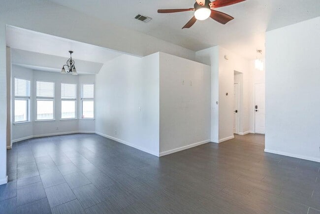 Building Photo - 215 Estate Dr