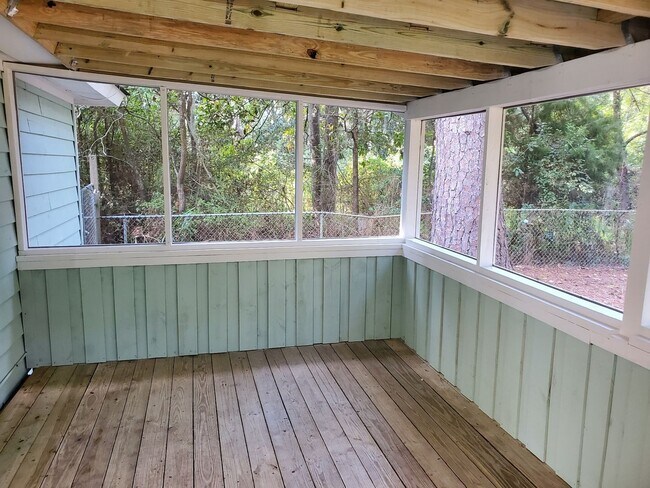 Building Photo - **Newly remodeled kitchen **  2 bedroom, 2bath Isle of Hope home with fenced in backyard and scre...