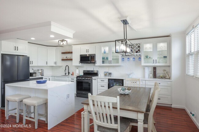 Building Photo - 675 Ocean Ave N