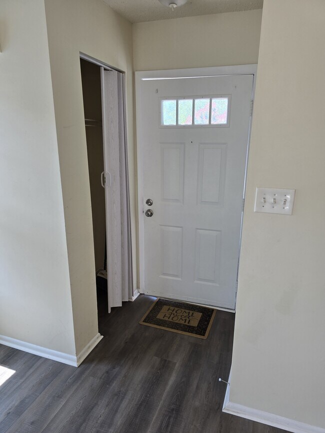 Building Photo - 5649 Summit Arch