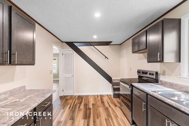 Building Photo - 16 Pelzer St
