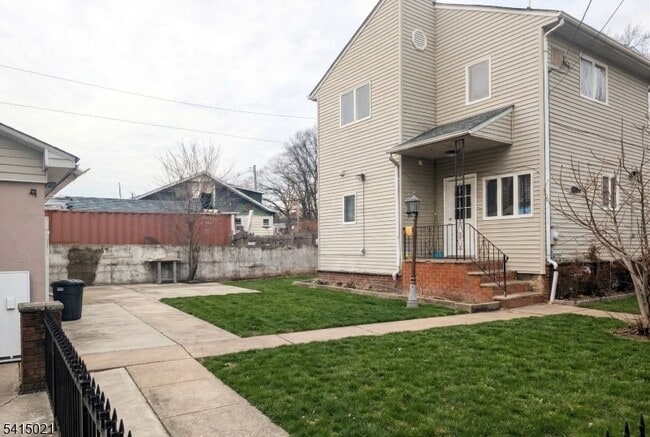 Building Photo - 620 US-22