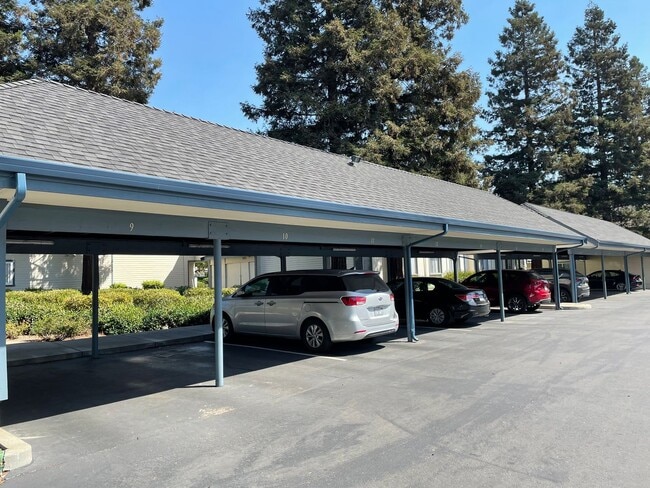 Building Photo - Excellent lower level Condo in Gated Warm ...