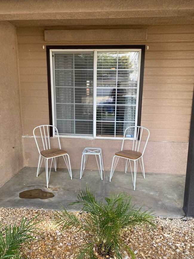 Building Photo - Best Deal in SW Bakersfield. Fully furnished home with a Pool