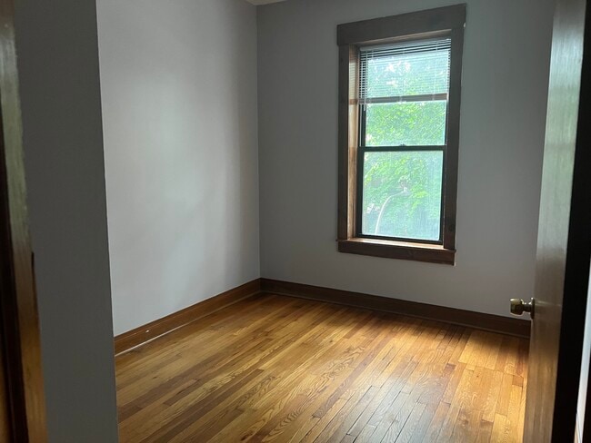 Bedroom - 933 W Sheridan Rd