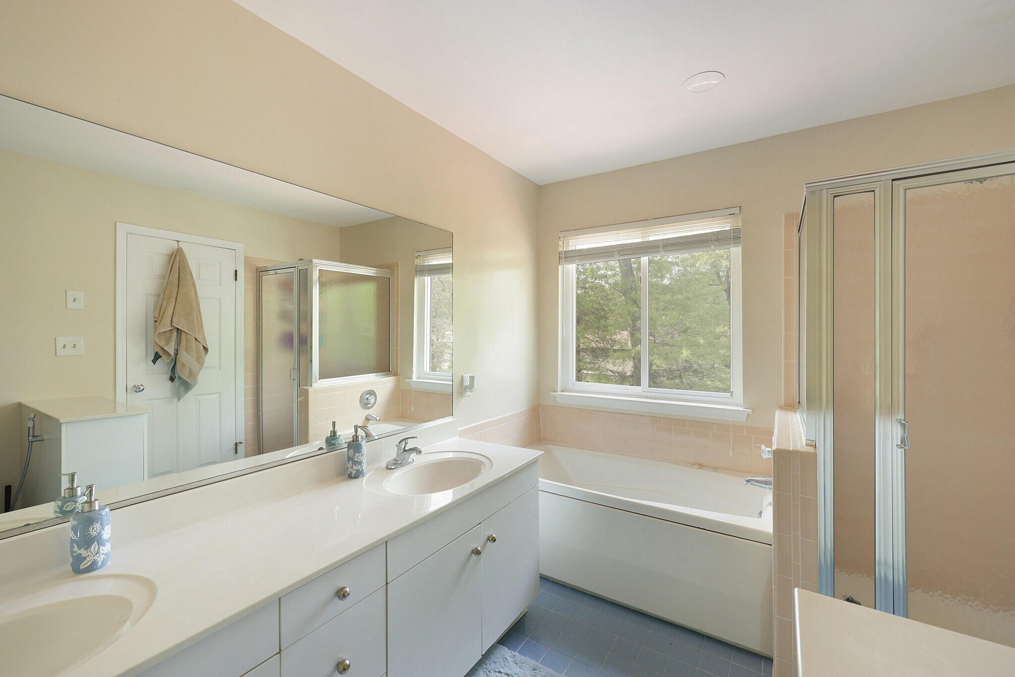 Building Photo - 160 Buttonwood Dr