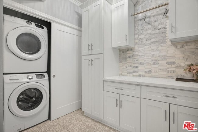 Building Photo - 860 S Lucerne Blvd