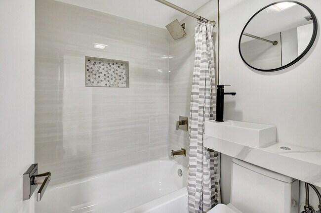 Building Photo - 14360 Strathmore Ln
