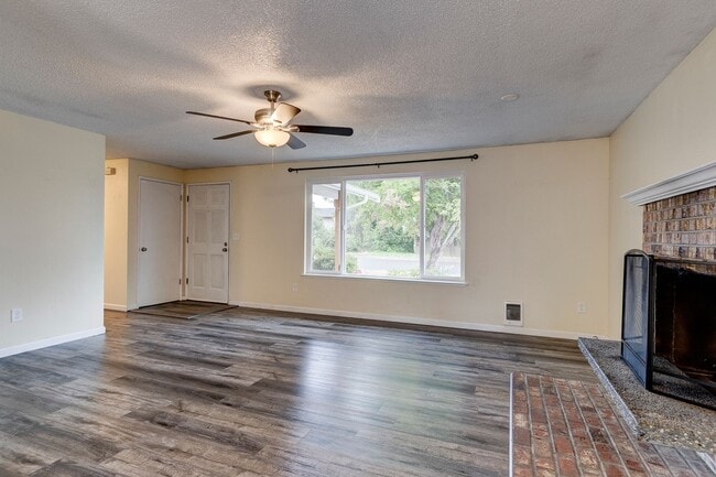 Building Photo - Welcome to this 3 Bed 2 Bath Home Close To Town