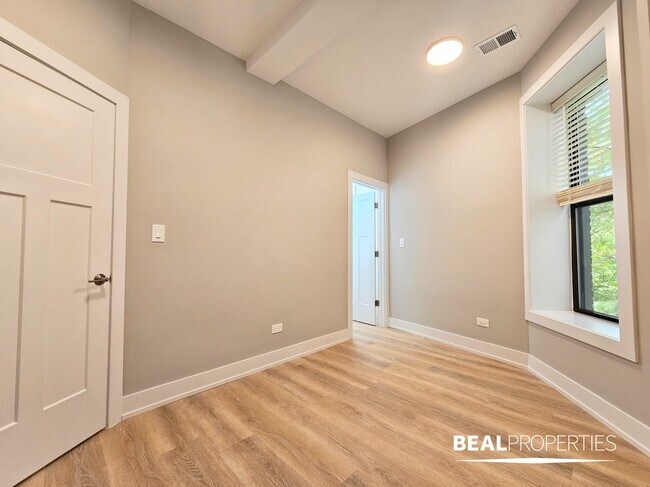 Building Photo - 438 W Belden Ave
