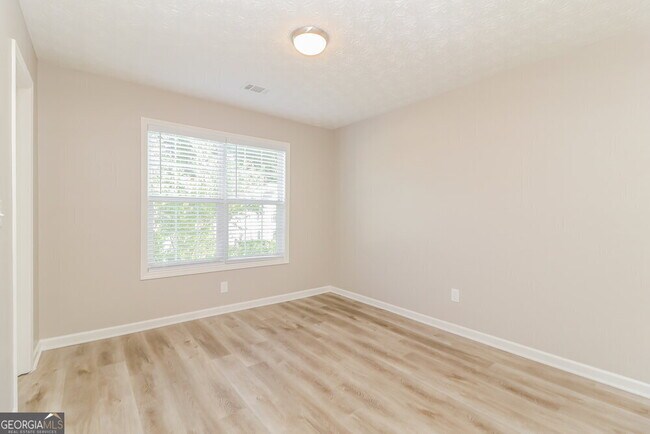 Building Photo - 2975 Northcliff Dr
