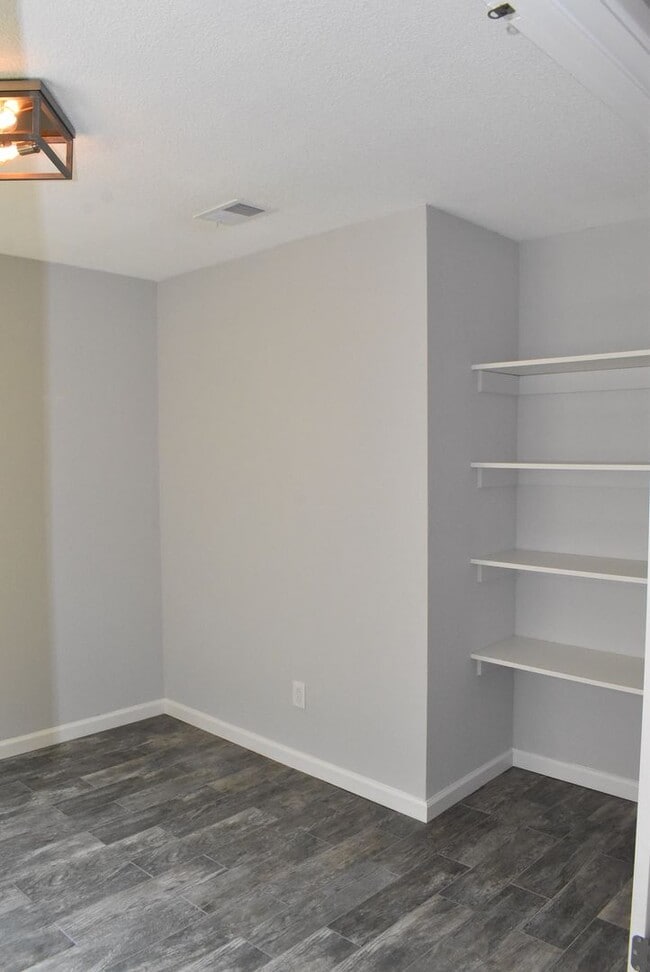 Building Photo - Tastefully updated home close to shopping and remodeled elementary school!