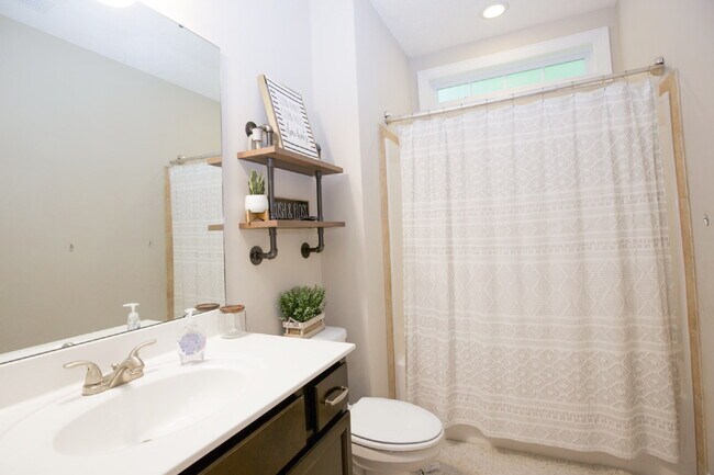 Building Photo - "Large 3-Bedroom plus BONUS Retreat with S...