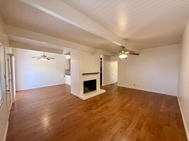 Building Photo - Beautiful 1 Bedroom, 1 Bathroom Condo-Style Home with Garage