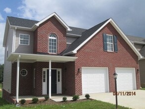 Building Photo - 4 Bedroom 2.5 Bath House with 2 Car Garage