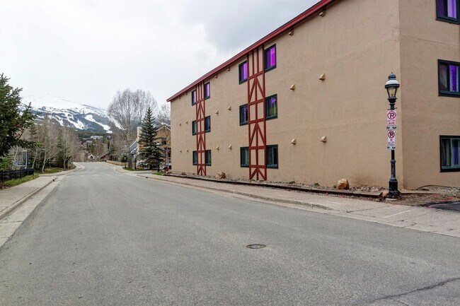 Building Photo - Downtown Breckenridge One Bedroom! Furnished,  Great natural light! 2parking spots!  Best Location