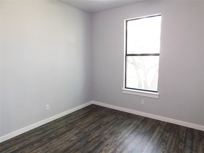 Building Photo - 207 Laurel Ln