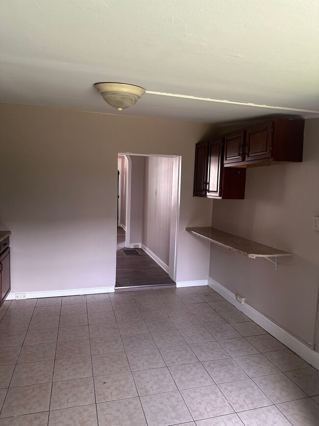 Building Photo - Single Family House located on North Locus...