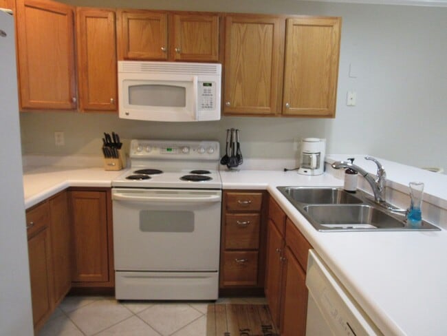 Building Photo - Lakefront 2 bedroom Condo For Rent