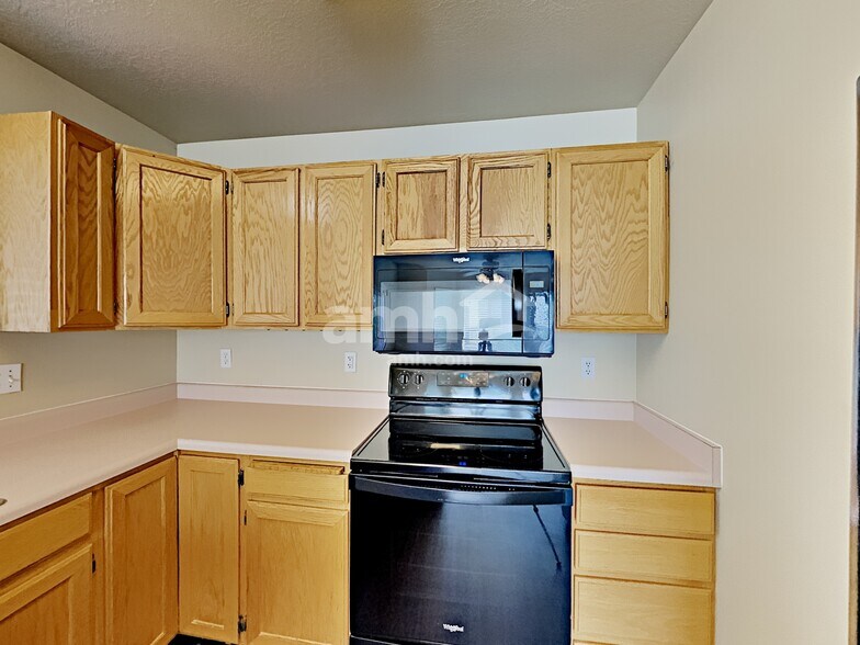 Building Photo - 1365 E 150 S