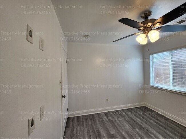 Building Photo - 4 bedroom/ 2 bathroom located in the South...