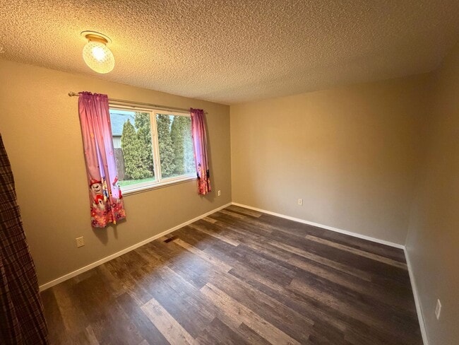 Building Photo - Private and quiet 3BD, 2 BA w/ 2 car garage near Fedrickson!