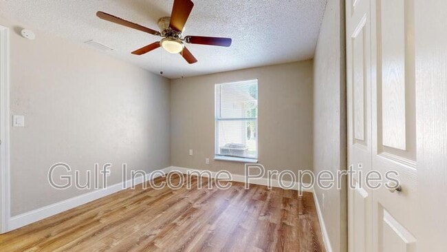 Building Photo - 2515 30th Ave Dr E