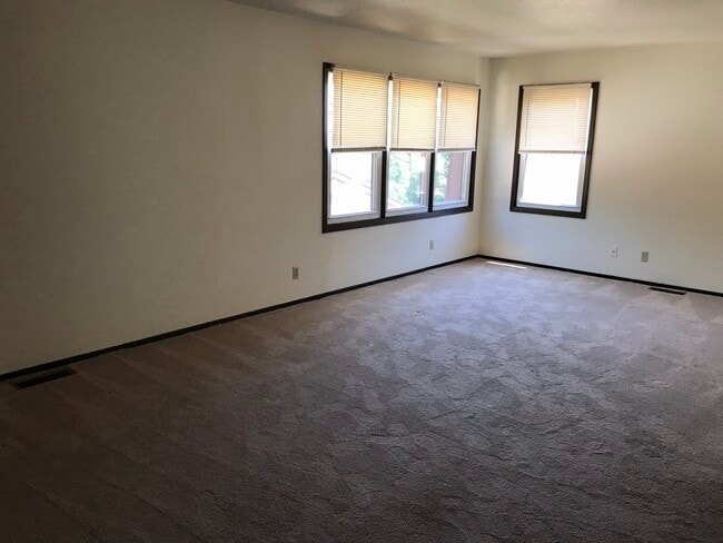 Spacious living room - 512 Breezy Point Dr