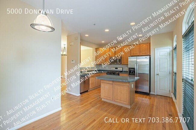 Building Photo - 5000 Donovan Dr
