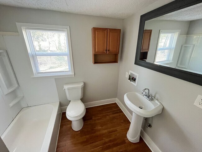 Building Photo - Charming Huntsville Living Awaits!