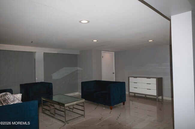 Building Photo - 295 Roosevelt Ave