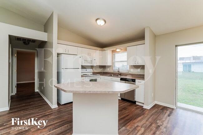 Building Photo - 2105 NW 1st Pl