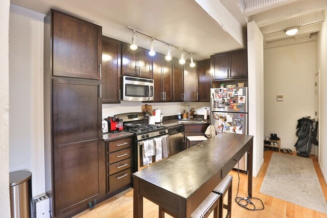 Building Photo - Wicker Park Huge 2 Bedroom Loft With Soaring Ceilings