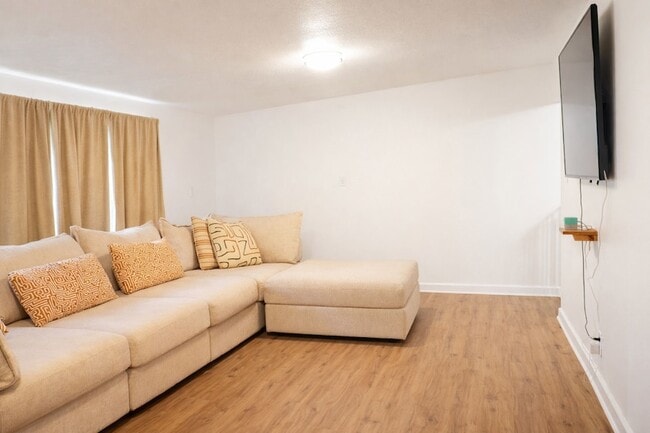 Building Photo - 506 Azalea St
